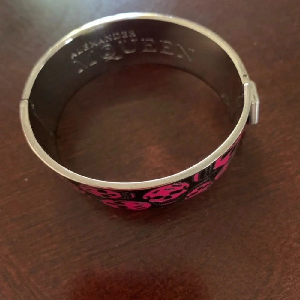 Alexander McQueen Black and Pink Skull Bangle - Picture 2 of 4